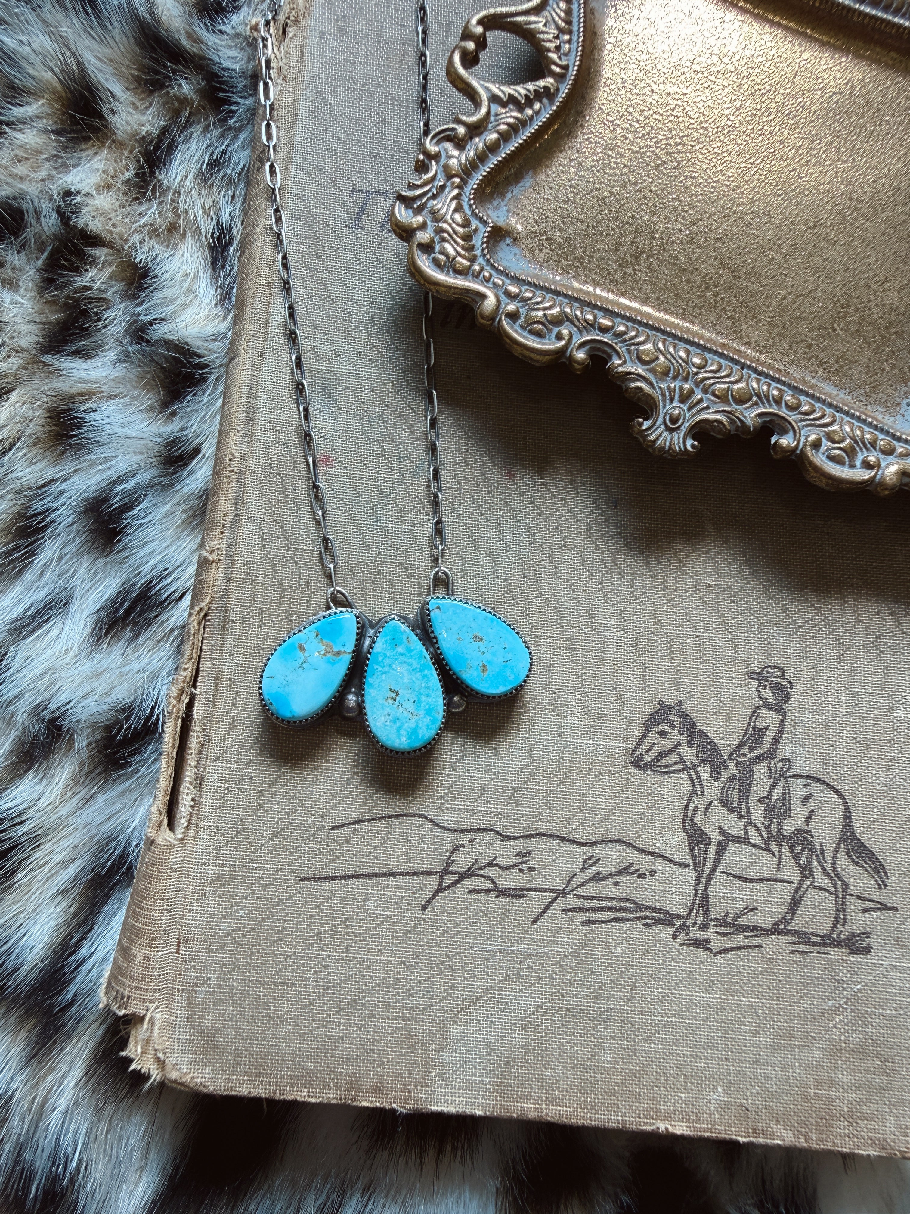 The Rosa Necklace