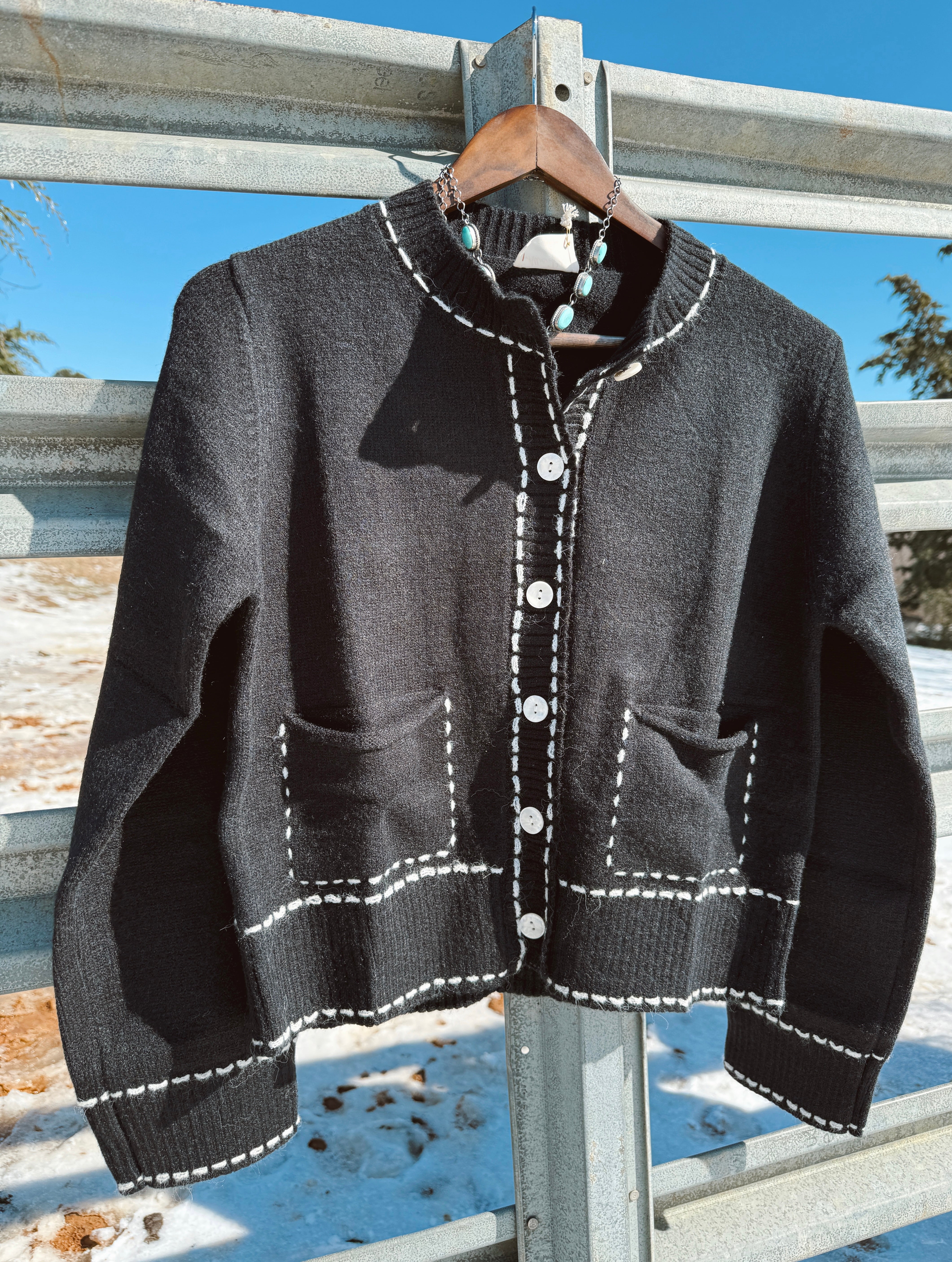 The Buckstitch Top - Black